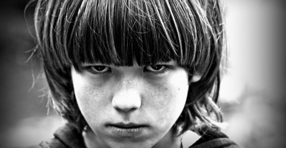 Истерил и проверял на прочность. А когда кровная мать умерла, сказал: «Слава Богу»