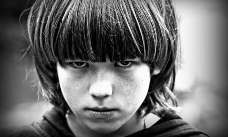 Истерил и проверял на прочность. А когда кровная мать умерла, сказал: «Слава Богу»