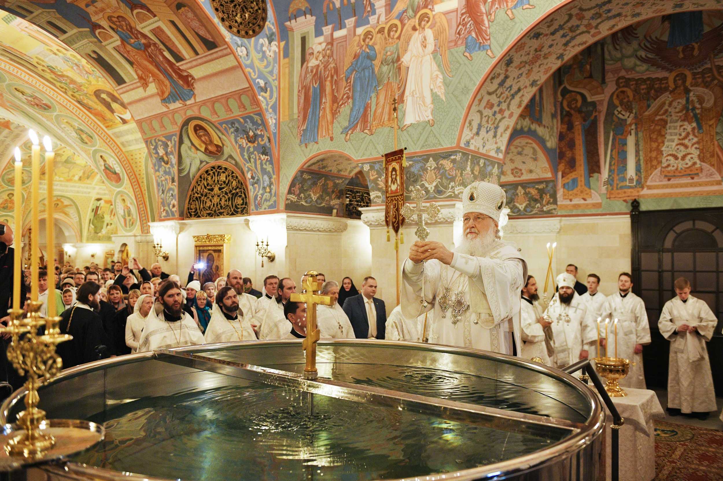Крестильная купель собор рождества христова. Крещение в фиагдоне. Патриарх кирилл крещение господне. Патриарх литургия в крещение. Крещение в храме христа спасителя.
