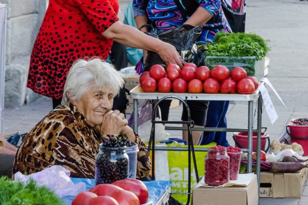 Сантехники, репетиторы и бабушки с капустой. Кому грозит налог на самозанятых