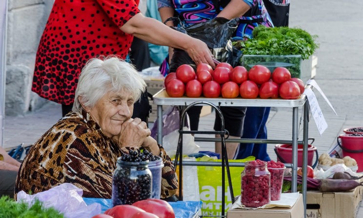 Сантехники, репетиторы и бабушки с капустой. Кому грозит налог на самозанятых