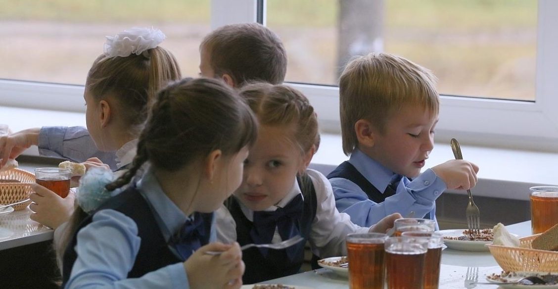 Манная каша или гречка с мясом. Почему школьники падают в голодные обмороки