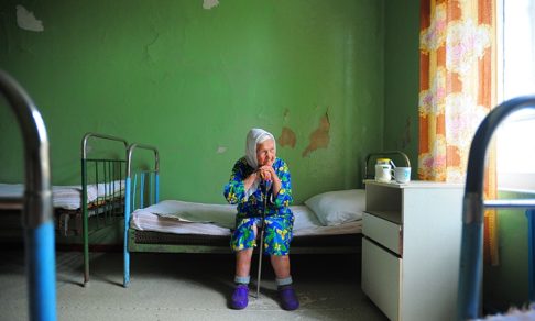 «А бабушкам пора на погост». В Новгородской области закрывают больницы и будут лечить эффективно