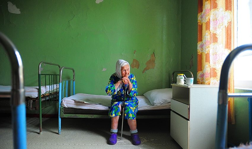 «А бабушкам пора на погост». В Новгородской области закрывают больницы и будут лечить эффективно