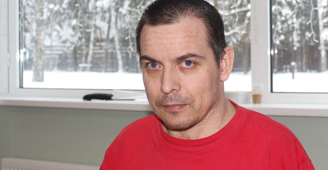 «Хочу встать и облегчить жизнь близким». Врачи говорили, что шансов нет, но Алексей побеждает