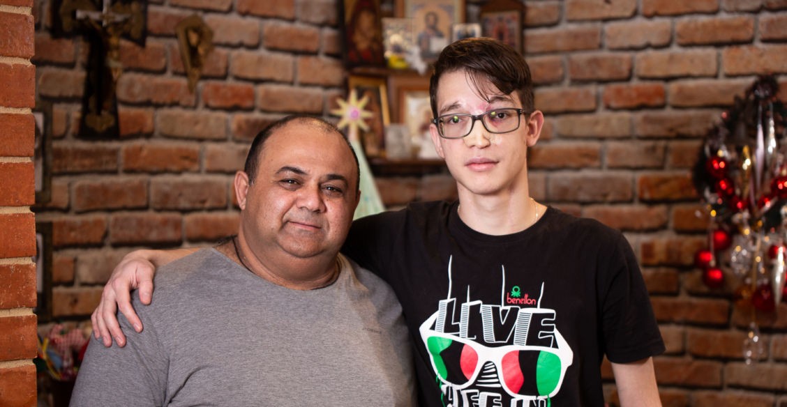 Новый нос Олегу вырастили на руке. Как семья, индийские врачи и незнакомые люди помогли победить редкую опухоль