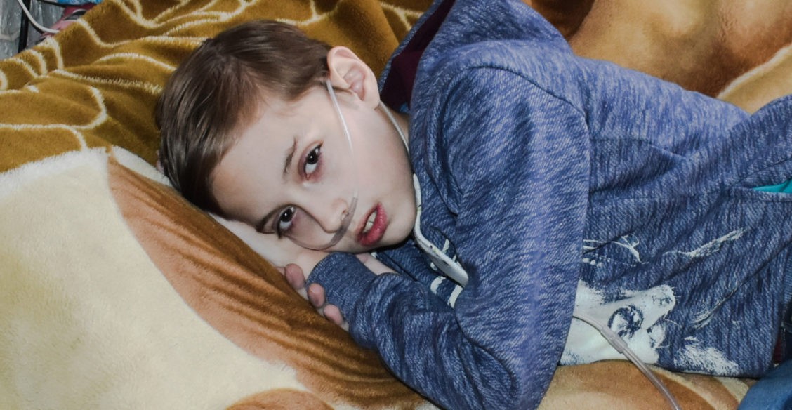 Всю ночь глотал кровь, чтобы не напугать маму. А врачи говорили – жить не будет