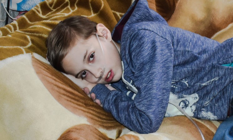 Всю ночь глотал кровь, чтобы не напугать маму. А врачи говорили – жить не будет