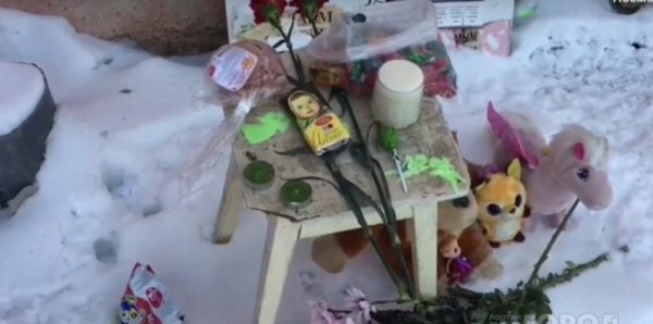 Кировчане принесли цветы и игрушки к дому, где погибла трехлетняя девочка