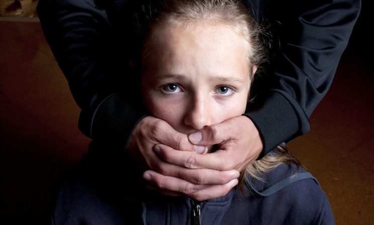 «То, что делал с тобой твой отчим – не насилие». Так говорят детям их близкие люди