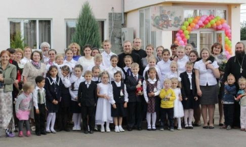 Детский омбудсмен назвала недопустимыми действия ростовской опеки, забирающей детей из приюта в Москве