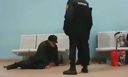 В Башкирии проверят полицейских, скинувших пожилого мужчину со скамейки