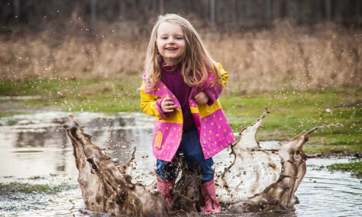Нельзя наказывать за то, что детям шесть лет и им нравятся лужи. Но принимать плохое поведение тоже не нужно