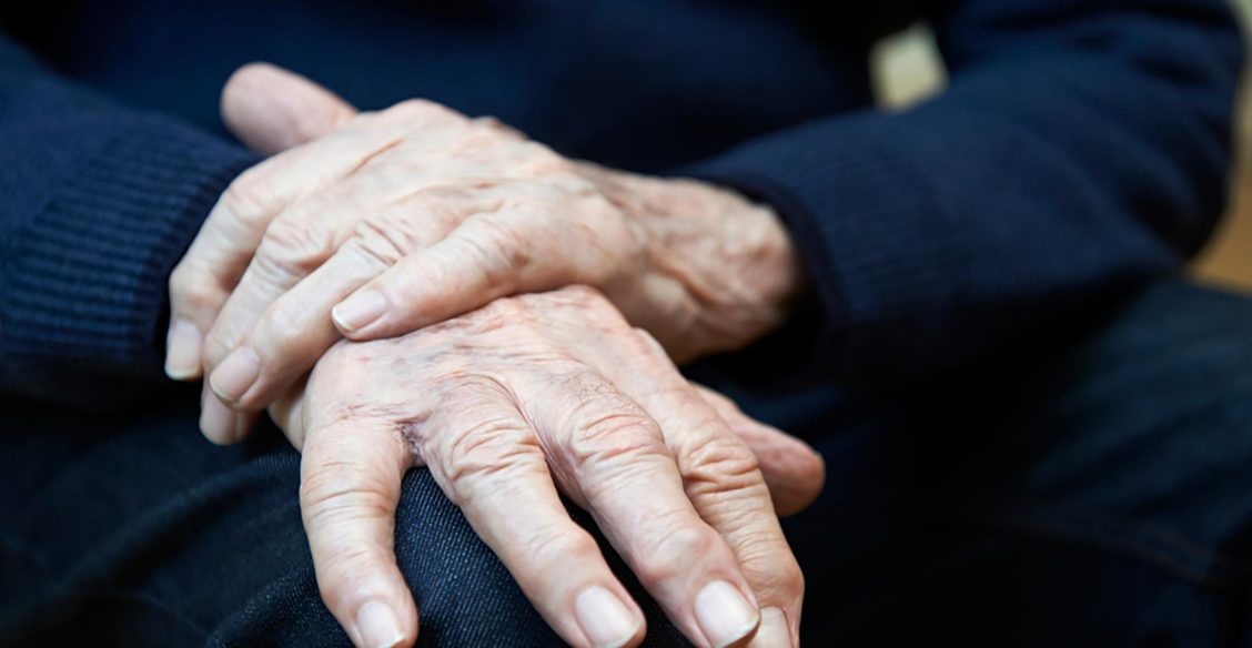 «Джоанна первая заметила мой тремор». Как семья может помочь родным с болезнью Паркинсона