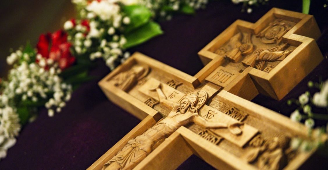 «Как можно поклоняться неживому предмету?» Что нужно знать про Крест Господень