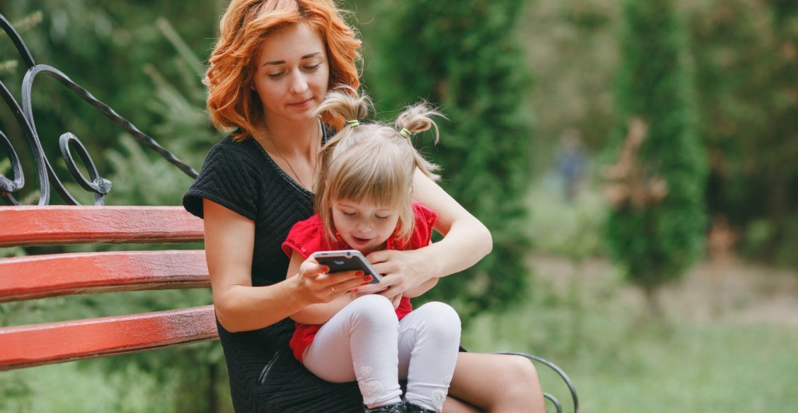 «Родители требуют, чтобы я оторвалась от телефона, но сами сидят, уткнувшись в свой». 4 правила против двойных стандартов в семье