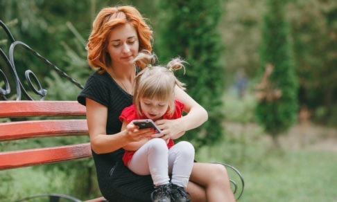 «Родители требуют, чтобы я оторвалась от телефона, но сами сидят, уткнувшись в свой». 4 правила против двойных стандартов в семье