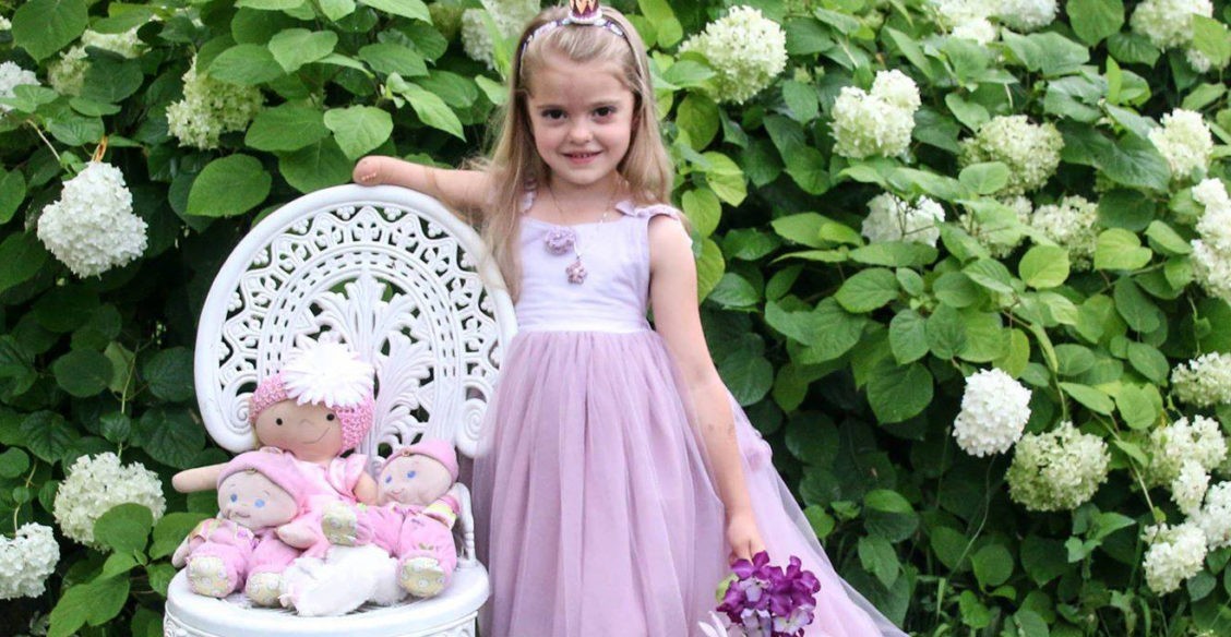 "Девочка без руки сказала мне, что теперь не чувствует себя одинокой". Зачем американка шьет особенных кукол для детей с инвалидностью