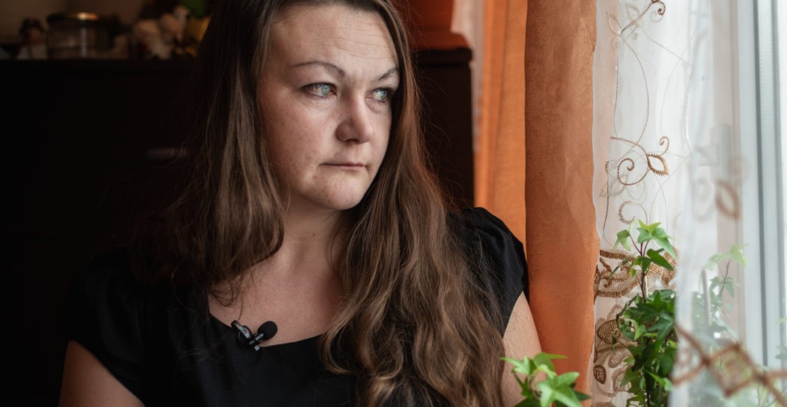 «Ты придуриваешься, а детей мы забираем». Кто поможет неслышащей матери отстоять право на воспитание