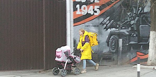 Ростовчане помогли молодой маме, которой пришлось работать курьером с младенцем