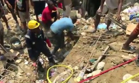 В Нигерии спасли 37 человек из-под завалов рухнувшей школы