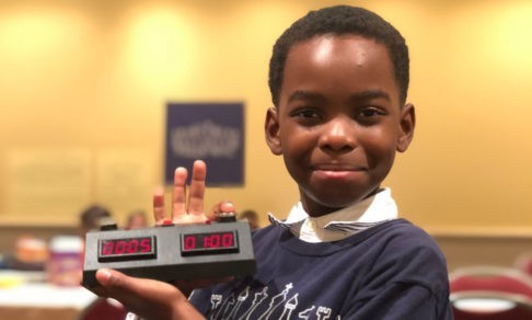 Лучший начинающий шахматист Нью-Йорка – беженец из Африки. Как 8-летнему мальчику всей страной собрали на новый дом
