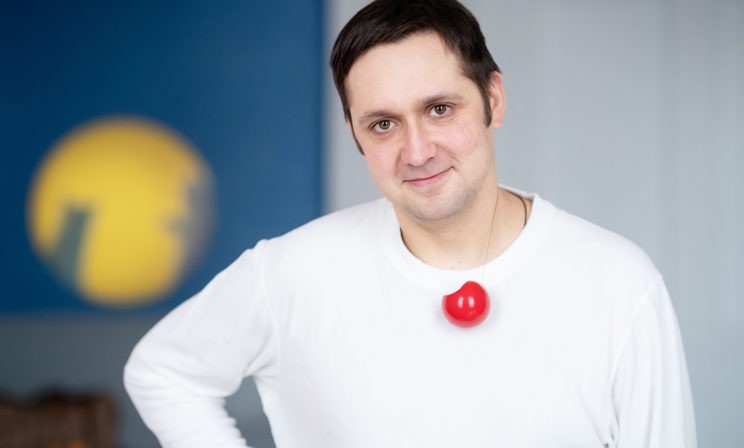 «Ребенок может меня послать, а я умру для него в проеме двери». Как работает больничный клоун