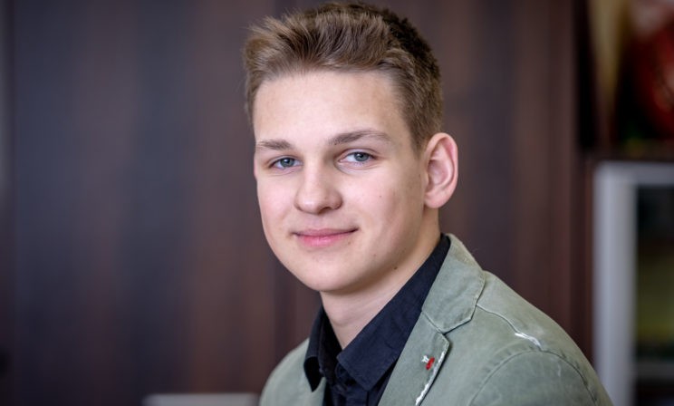 «Страха не было, я просто был нужен прямо сейчас». О чем мечтает юноша, спасший человека на борту самолета