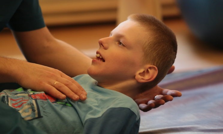 Если ребенка нельзя вылечить, то и не надо ему помогать? Что не так с проектом Минздрава о реабилитации