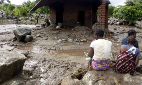 “Без воды, без хлеба, без дома, без света, без банков, без дорог”. Люди пытаются вернуться к жизни после наводнения в Мозамбике