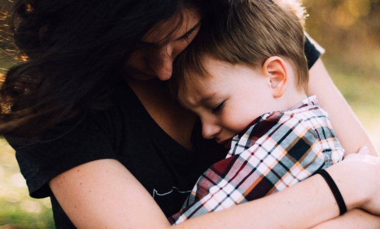 «Если ваши дети плохо себя ведут – обнимайте их». Мы стремимся наказать, но в гневе им нужно утешение