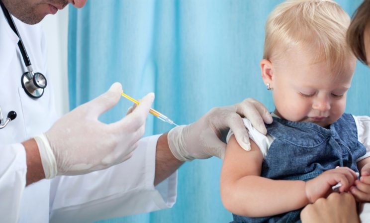 Педиатр Сергей Бутрий: "Родителей нельзя принуждать к вакцинации силой"