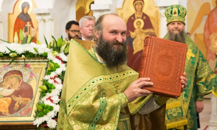 Если в храме вам люди мешают, то проблема – внутри вас. Заставьте себя выстоять службу
