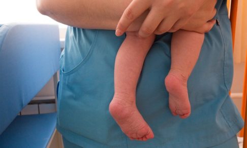 Новосибирского сироту не лечили от ВИЧ. Его приемная семья страдает от дискриминации