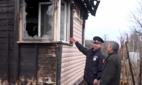 В Подмосковье полицейский спас пенсионера из огня