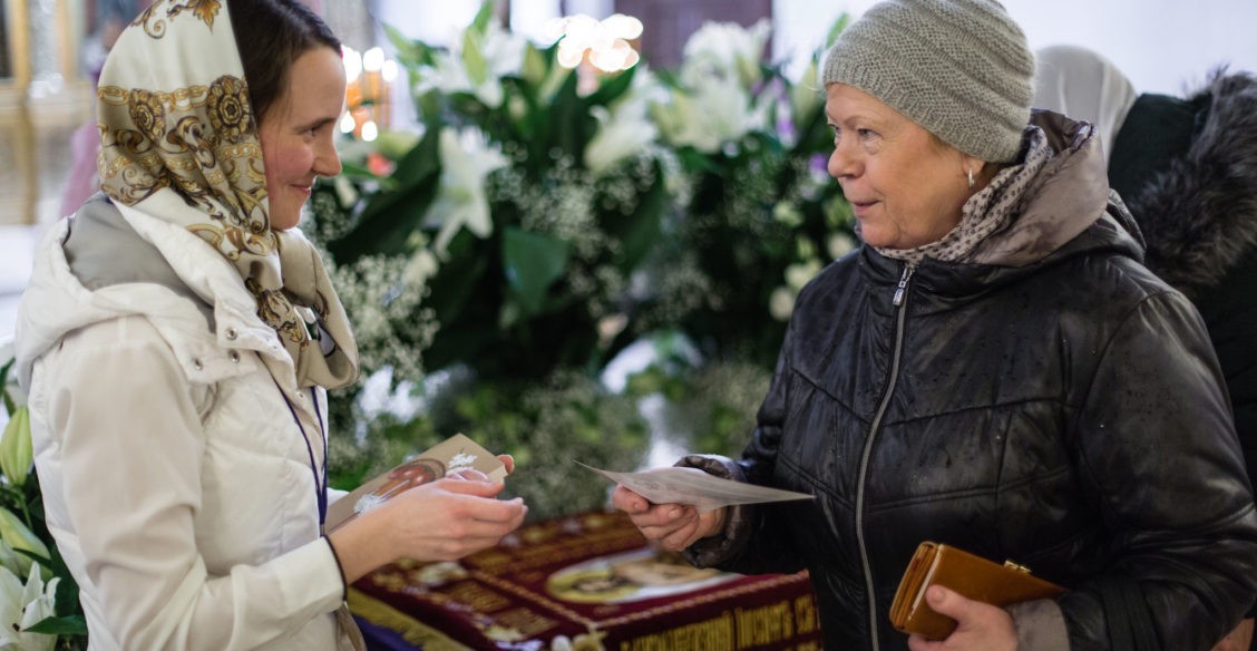 Присматривают невест, спорят и просто заходят в храм. Кого можно встретить у Плащаницы