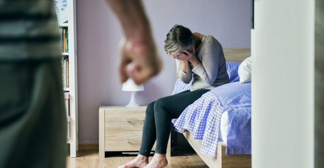 «А как еще воспитывать жену?» Сначала она скрывала синяки, затем — не выдержала