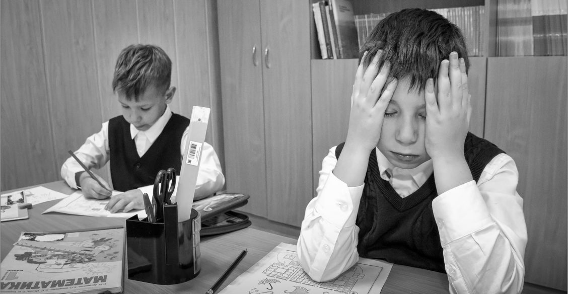 «Мы перебрасываем ответственность за ребенка, как грязную тряпку». Учителя, родители и дети выживают в бесчеловечной ситуации массового обучения