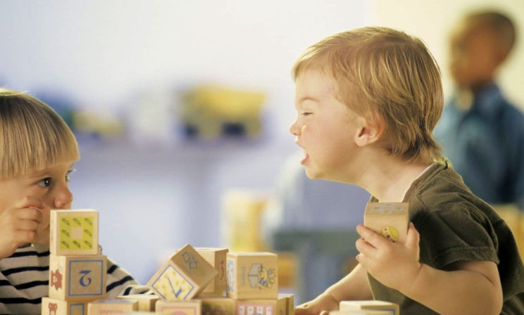 «Вместо шлепка и ругани — поддержка». Что делать, если ребенок слишком часто выходит из себя