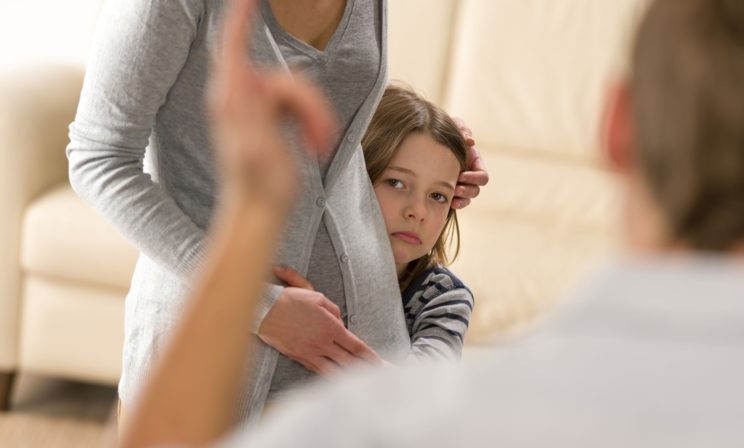 «Меня постоянно шлепали, и я вырос нормальным». Как найти общий язык, если у родителей разные методы воспитания