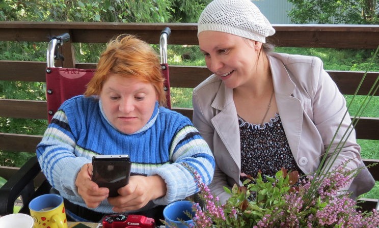 «Страх вернуться в интернат сохранялся долго». Как живут на свободе люди из ПНИ