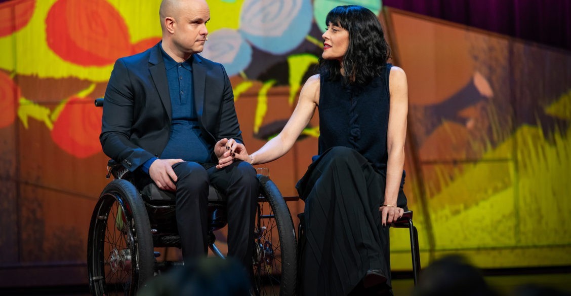 Он стал первым человеком с экзоскелетом. Как слепой путешественник и его возлюбленная сражаются с параличом