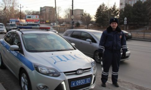 В Хабаровске инспектор ДПС спас человека из горящей машины
