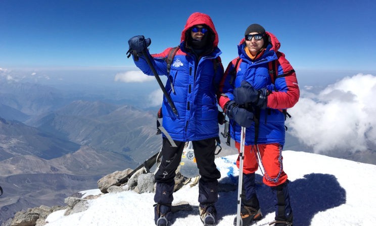 «Восходить на вершины ради значков – безумие». Как зрячий и тотально слепой покорили Эльбрус