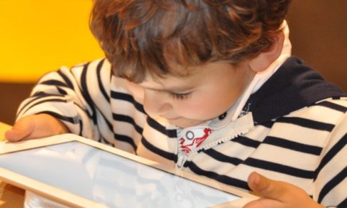 ВОЗ рекомендовала детям до пяти лет не проводить перед экраном больше часа в день