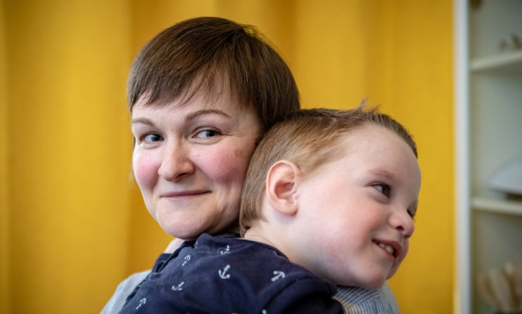 "Зачем ему обувь?" и подгузники не по размеру. Как живет ребенок с "низким реабилитационным потенциалом"