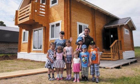 В Госдуму внесли закон о жилищных субсидиях для сельских семей с семью и более детьми