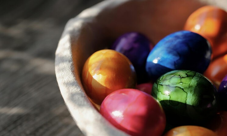 Мраморные, узорчатые и золотые. 10 необычных способов покрасить яйца