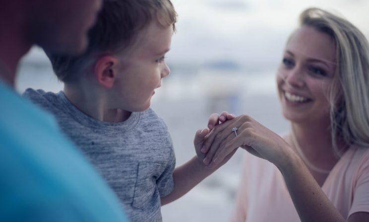 «Волонтерство – отличный семейный отдых». 7 советов, как вырастить детей добрыми