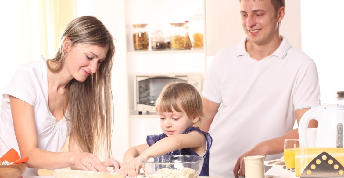 «Дорогая, отдохни». – «Нет, я испеку вам пирог». Чему учится в семье наш ребенок